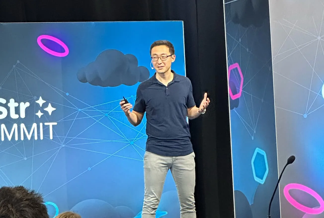 Apollo.io kurucu ortağı Tim Zheng şirketin ürün odaklı büyüme stratejisini sunuyor