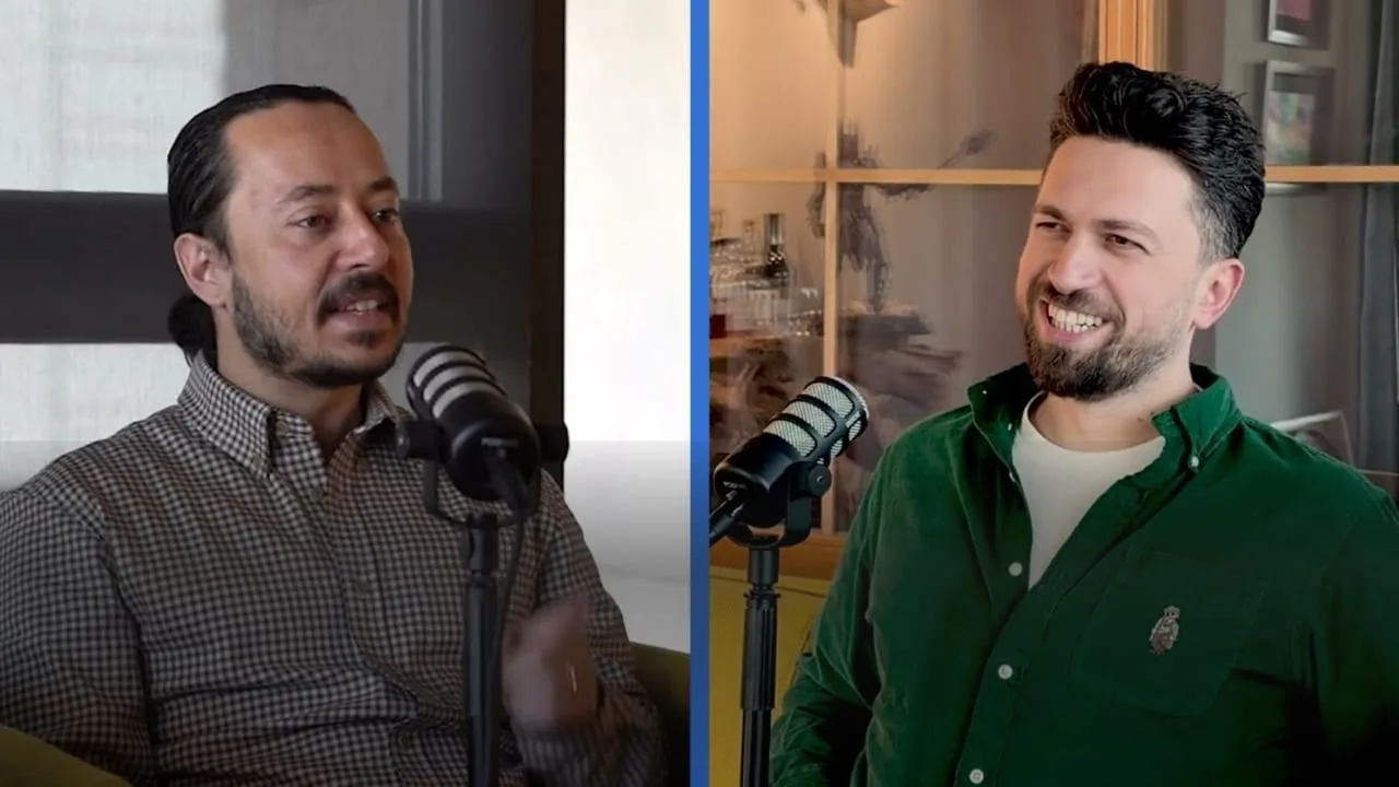 Efilli co-founder Şefik Yunus Özcan with interviewer Emre Elbeyoglu