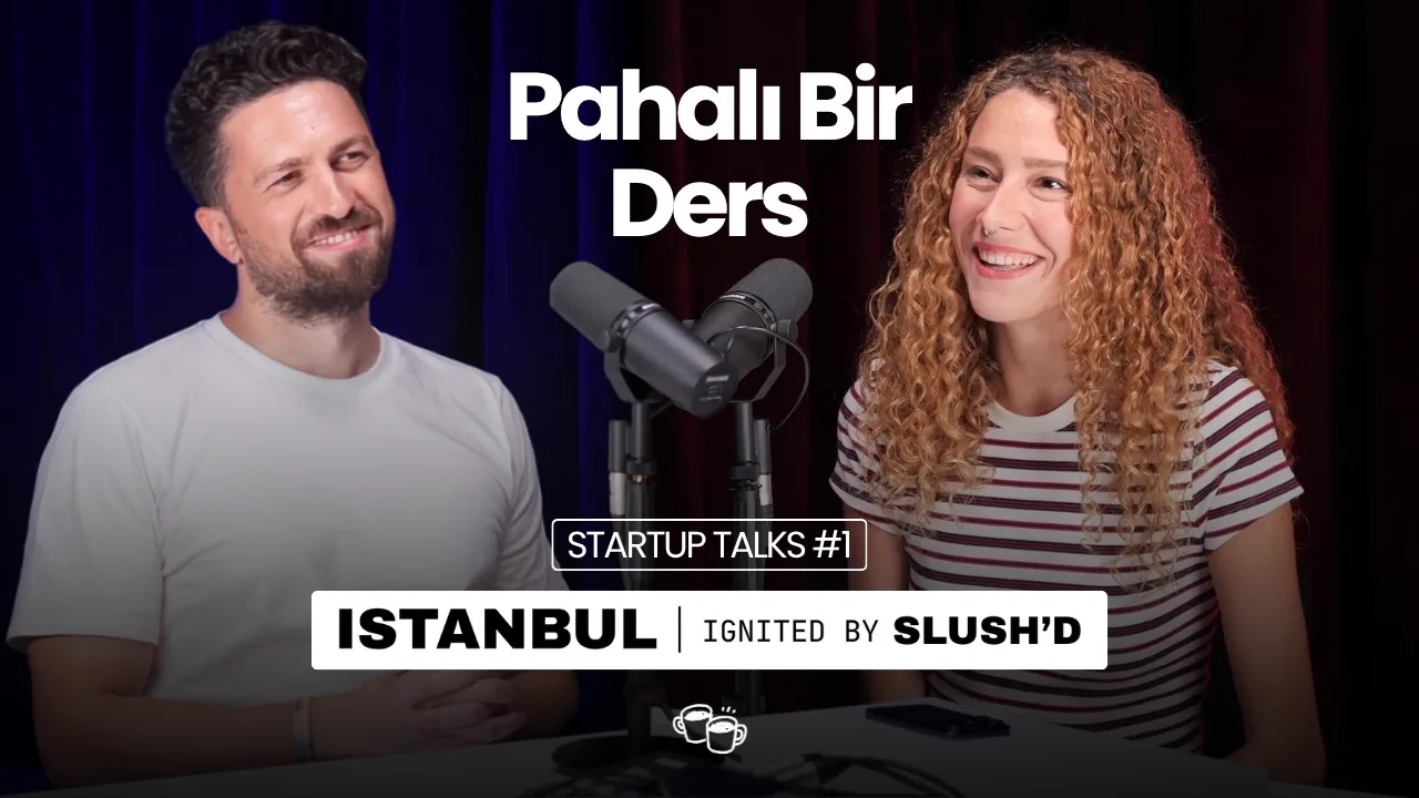 Emre Elbeyoglu ve Nisa Selin Kosova podcast masasında, üstte Pahalı Bir Ders başlığı, Istanbul Ignited by Slush'D