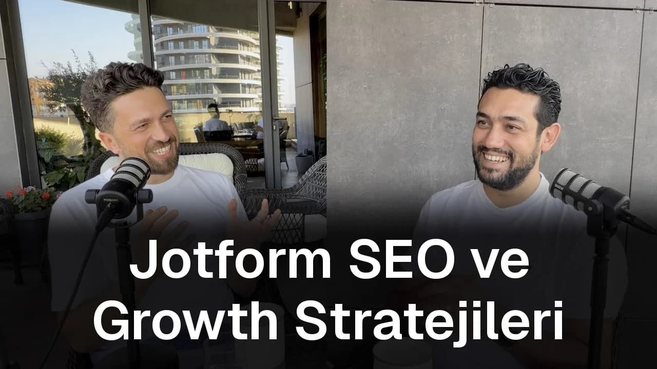Emre Elbeyoglu ve Evren Bayraktar podcast mikrofonlarında gülüyor, altta Jotform SEO ve Growth Stratejileri başlığı