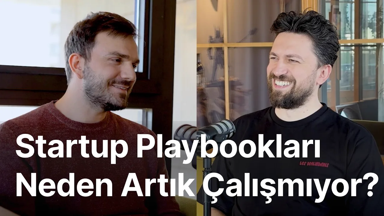 Amir Nurmagomedov and Emre Elbeyoglu on a podcast set under the title Startup Playbookları Neden Artık Çalışmıyor