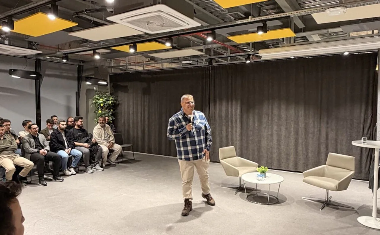 Aytekin Tank Ankara AI Meetup etkinliğinde sunum yapıyor