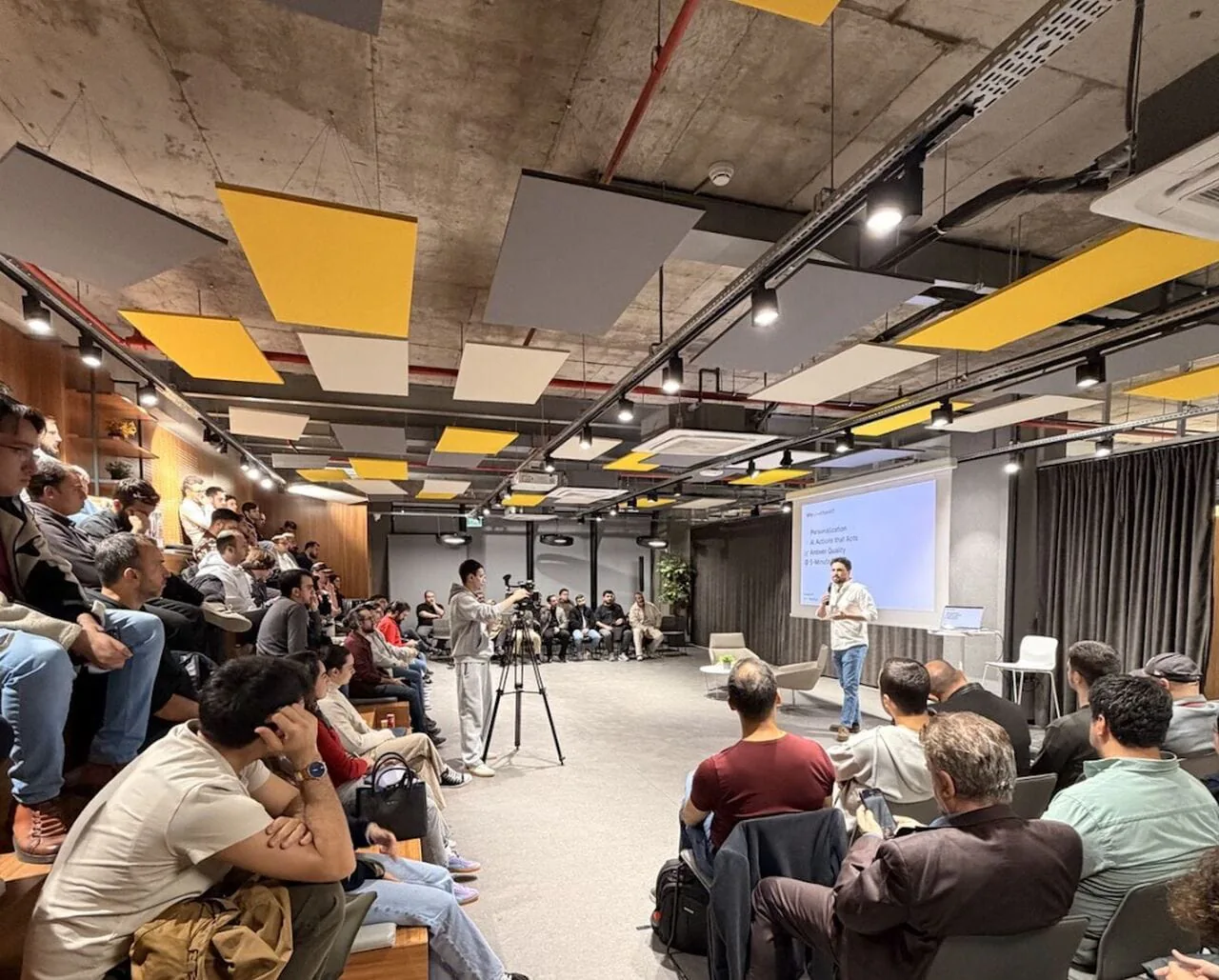 Emre Elbeyoglu Ankara AI Meetup etkinliğinde konuşuyor