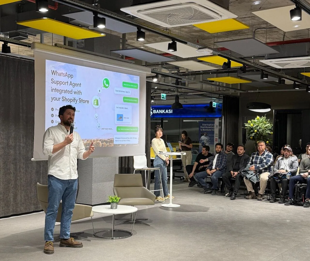 Emre Elbeyoglu ve Aytekin Tank Ankara AI Meetup etkinliğinde