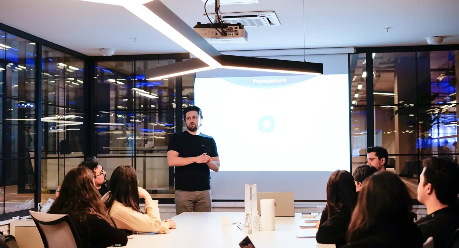 Emre Elbeyoglu Popupsmart ekibine arama ve müşteri bulgularını sunuyor